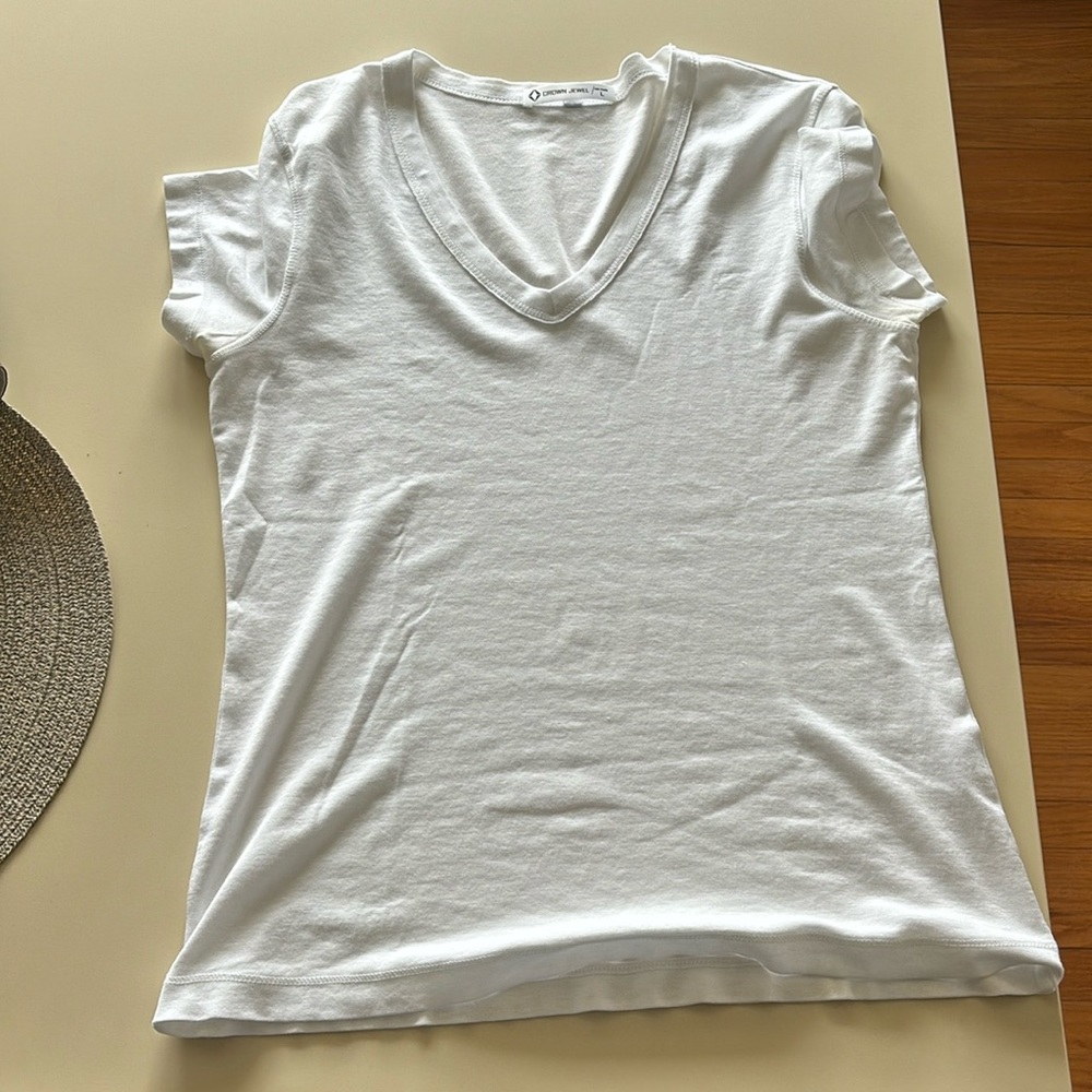 Crown jewel v neck T shirt